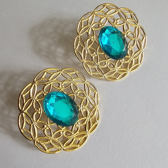 Vintage earrings large big green gem gold tone filigree pierced posts - Picture 3 of 13